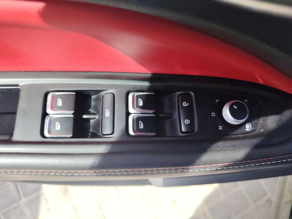 Car image 27