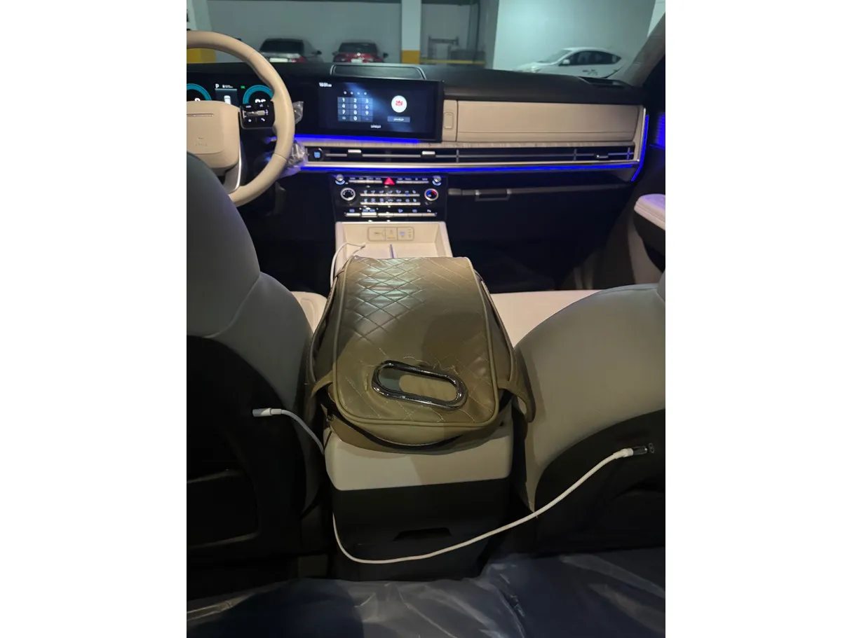 Car image 19