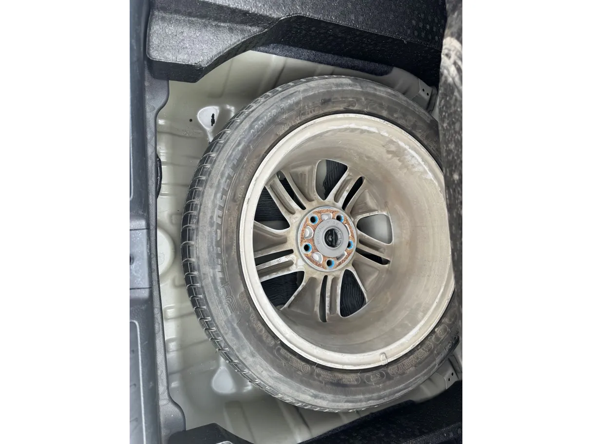 Car image 19