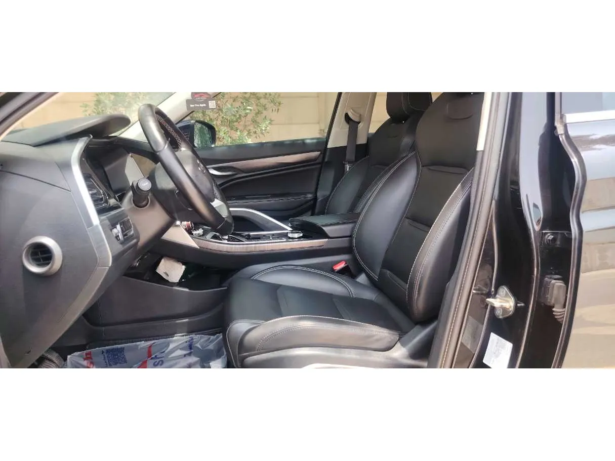 Car image 12