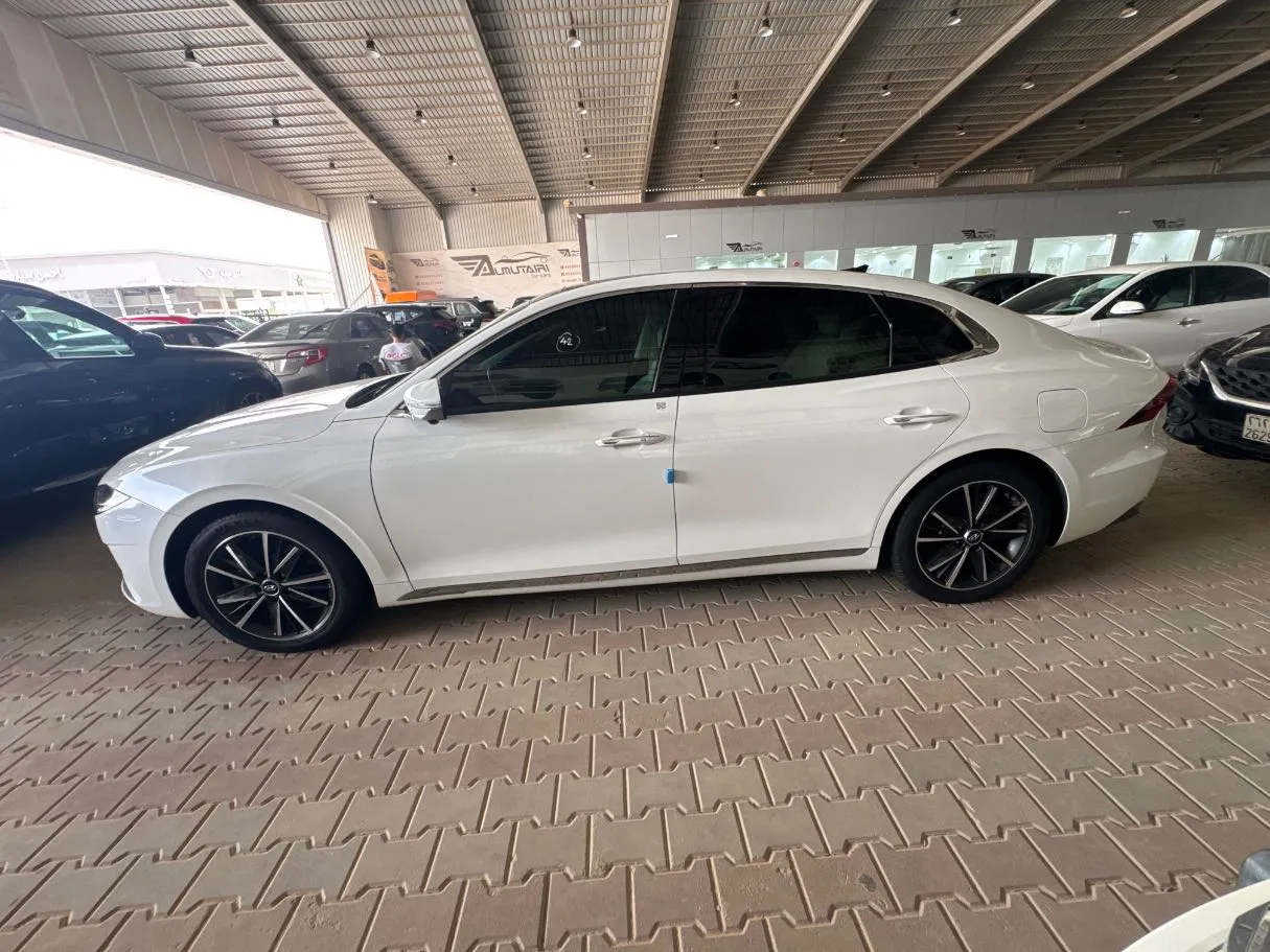 Car image 4