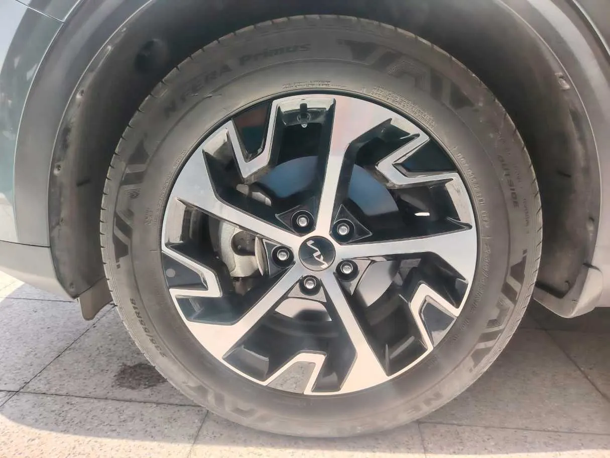 Car image 10