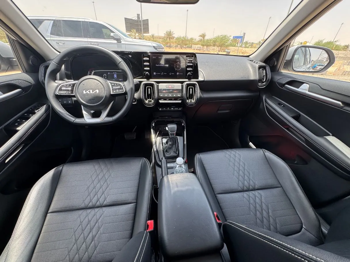 Car image 15