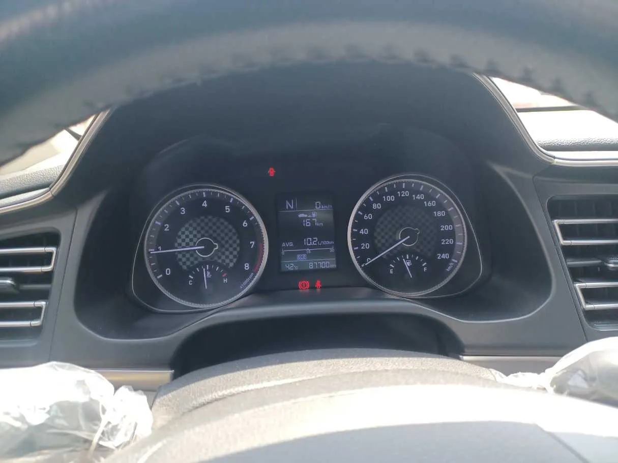 Car image 17