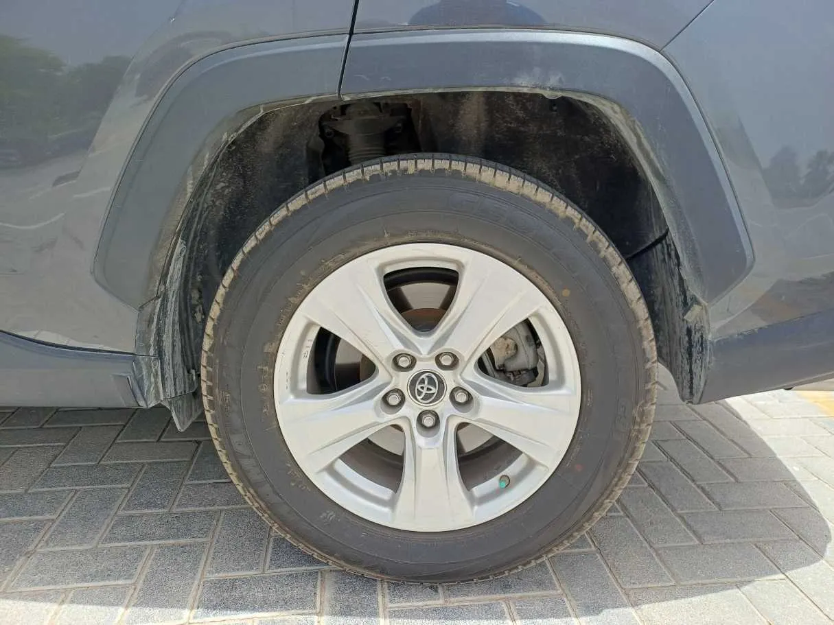 Car image 9