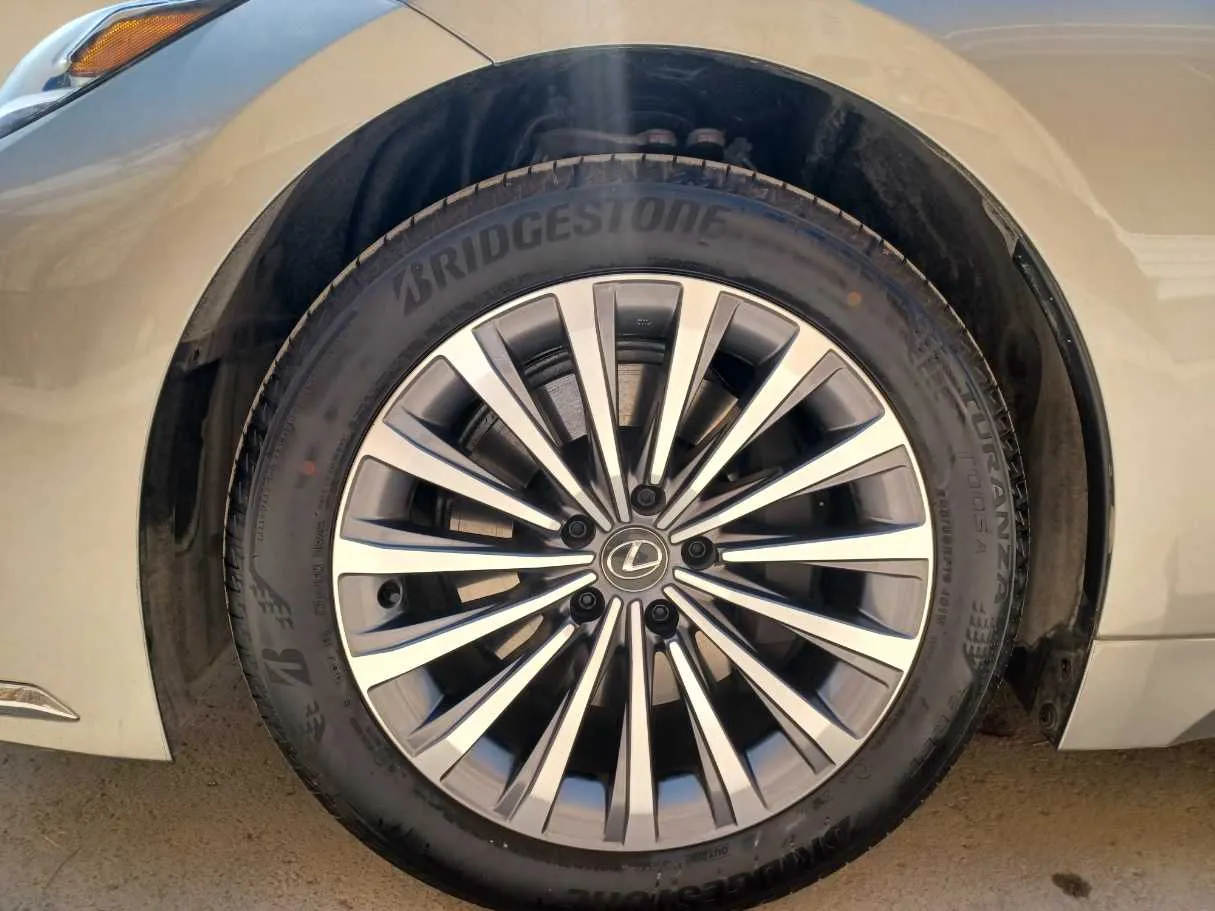 Car image 10