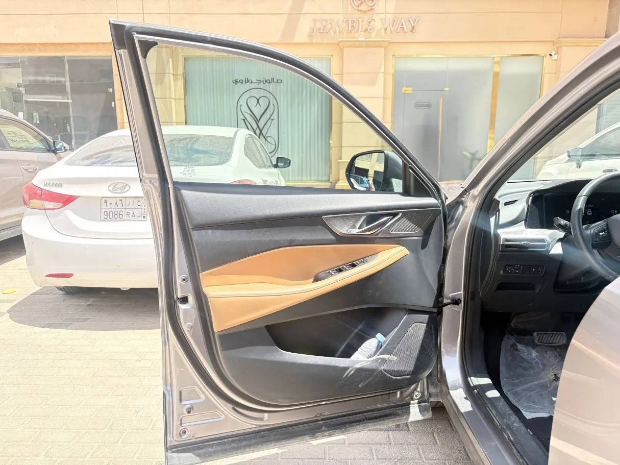 Car image 10