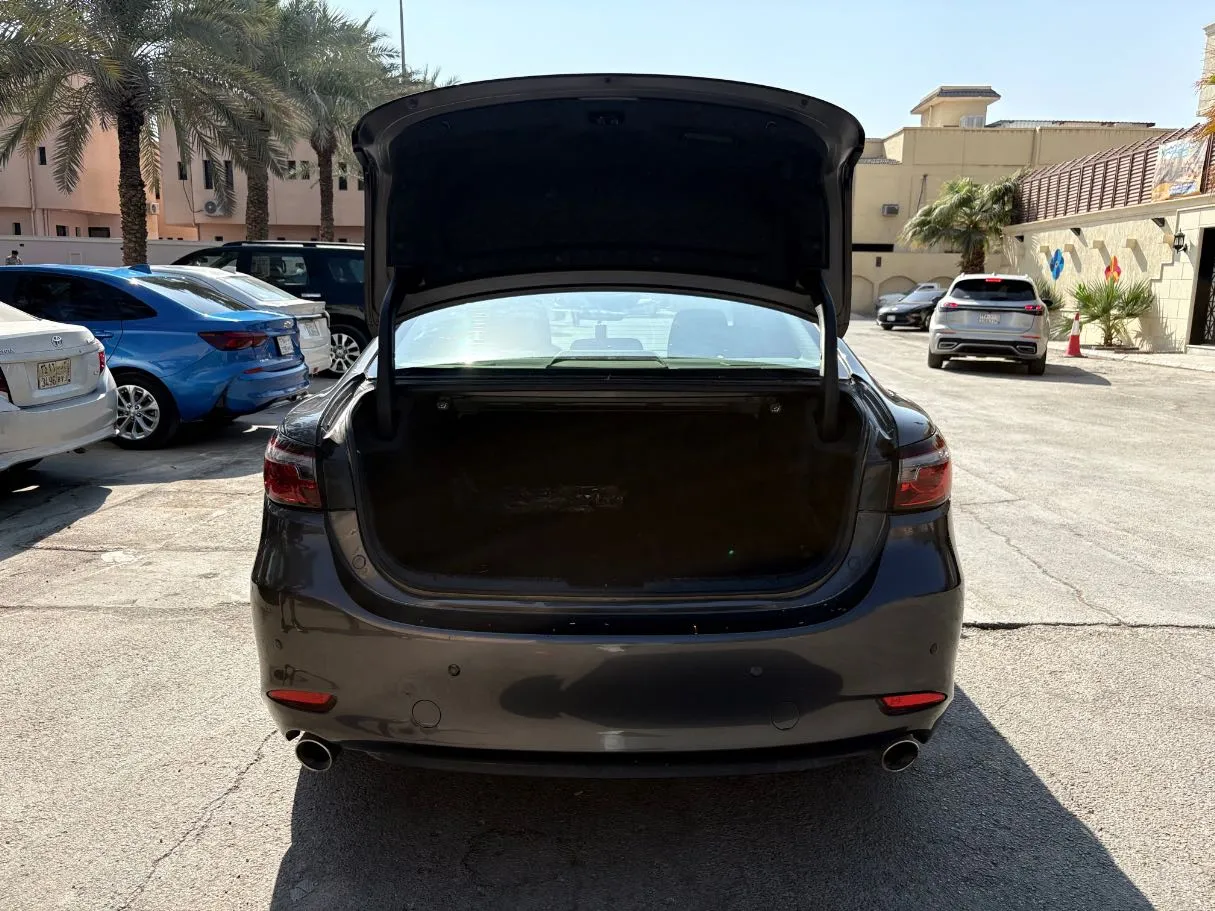 Car image 24