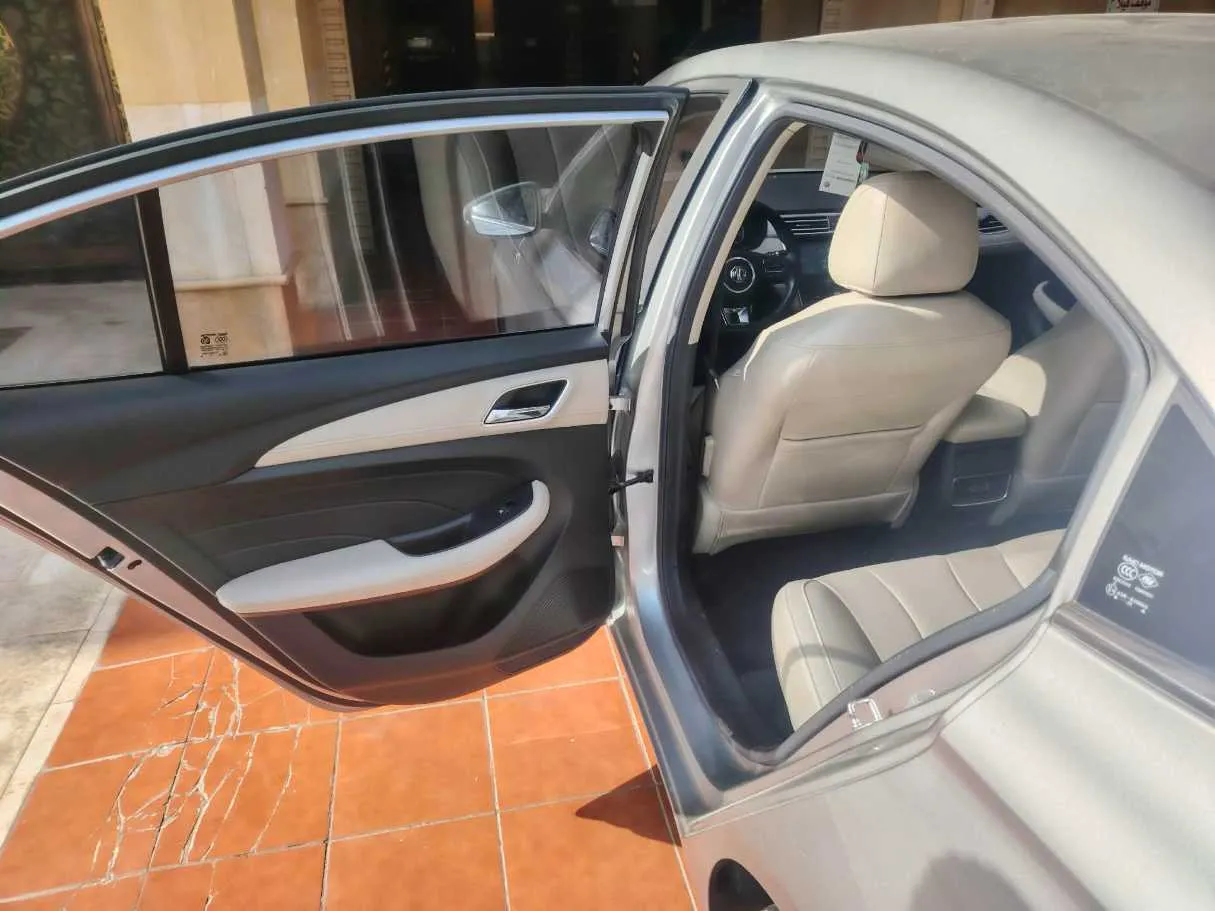 Car image 17