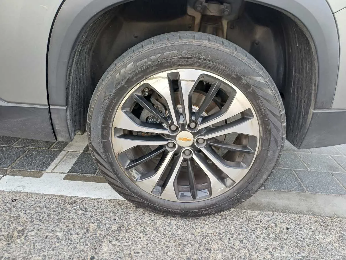 Car image 9