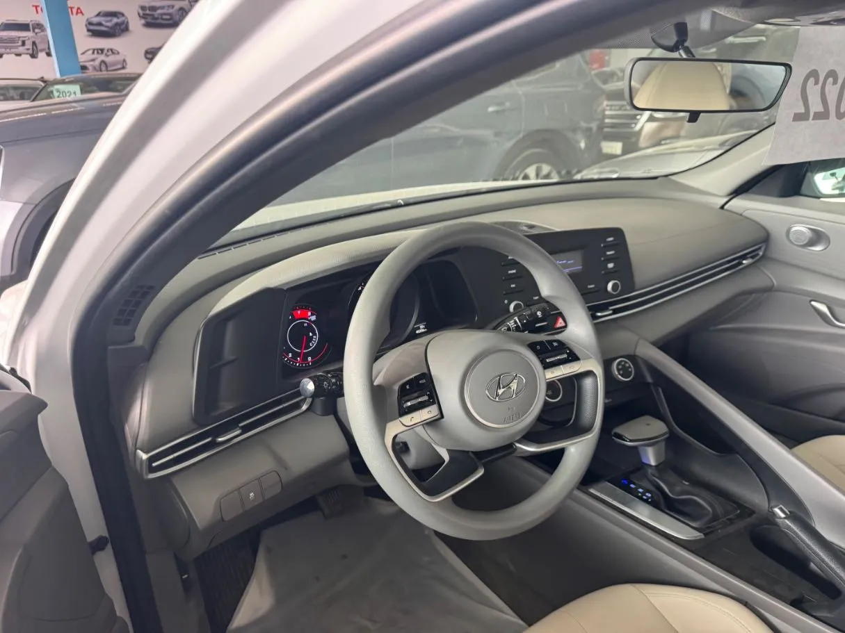 Car image 14