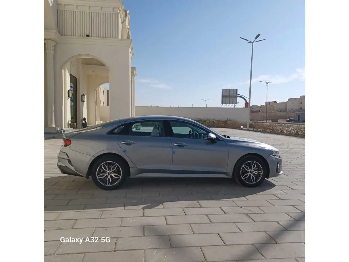 Car image 4