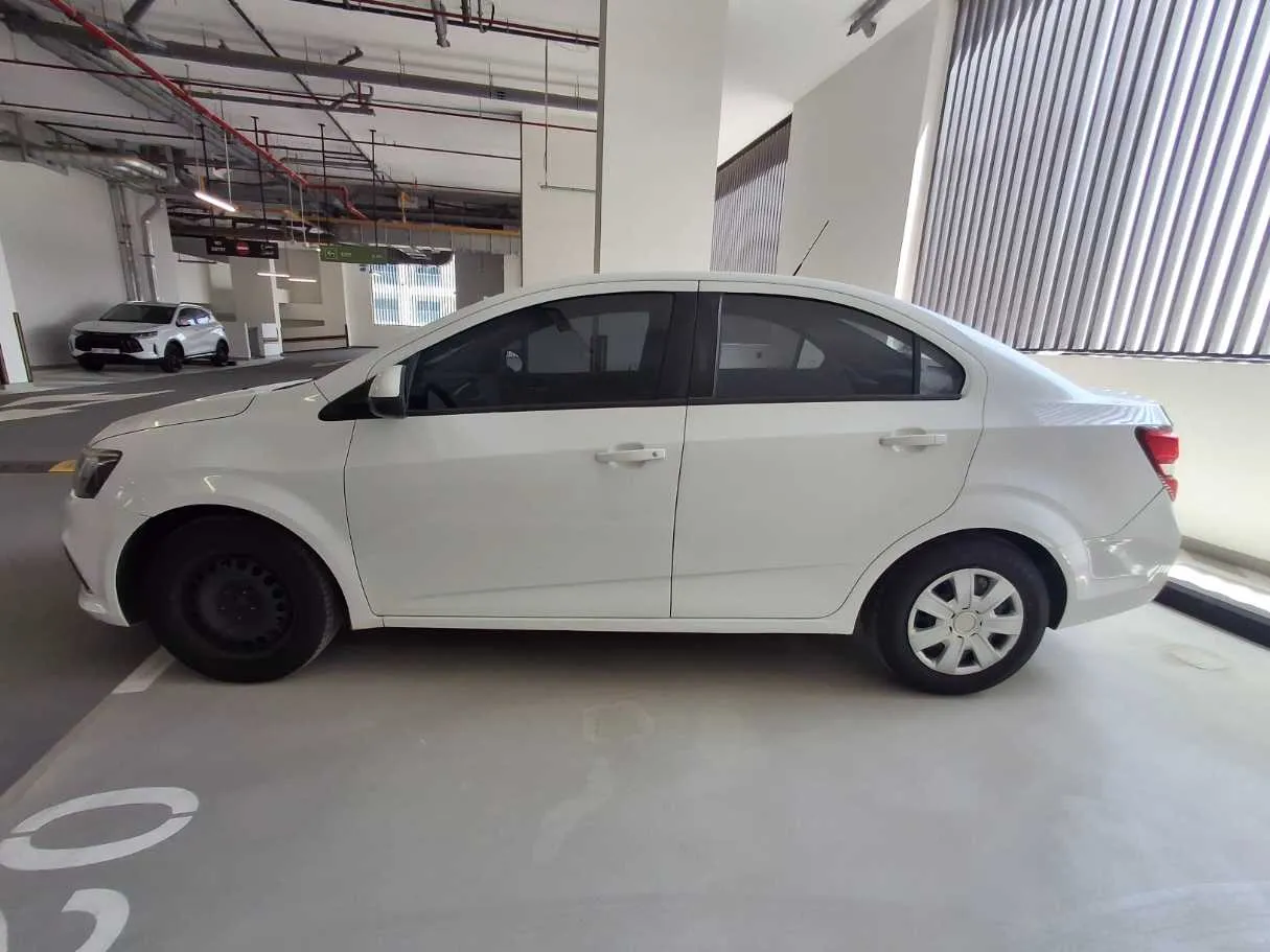 Car image 4