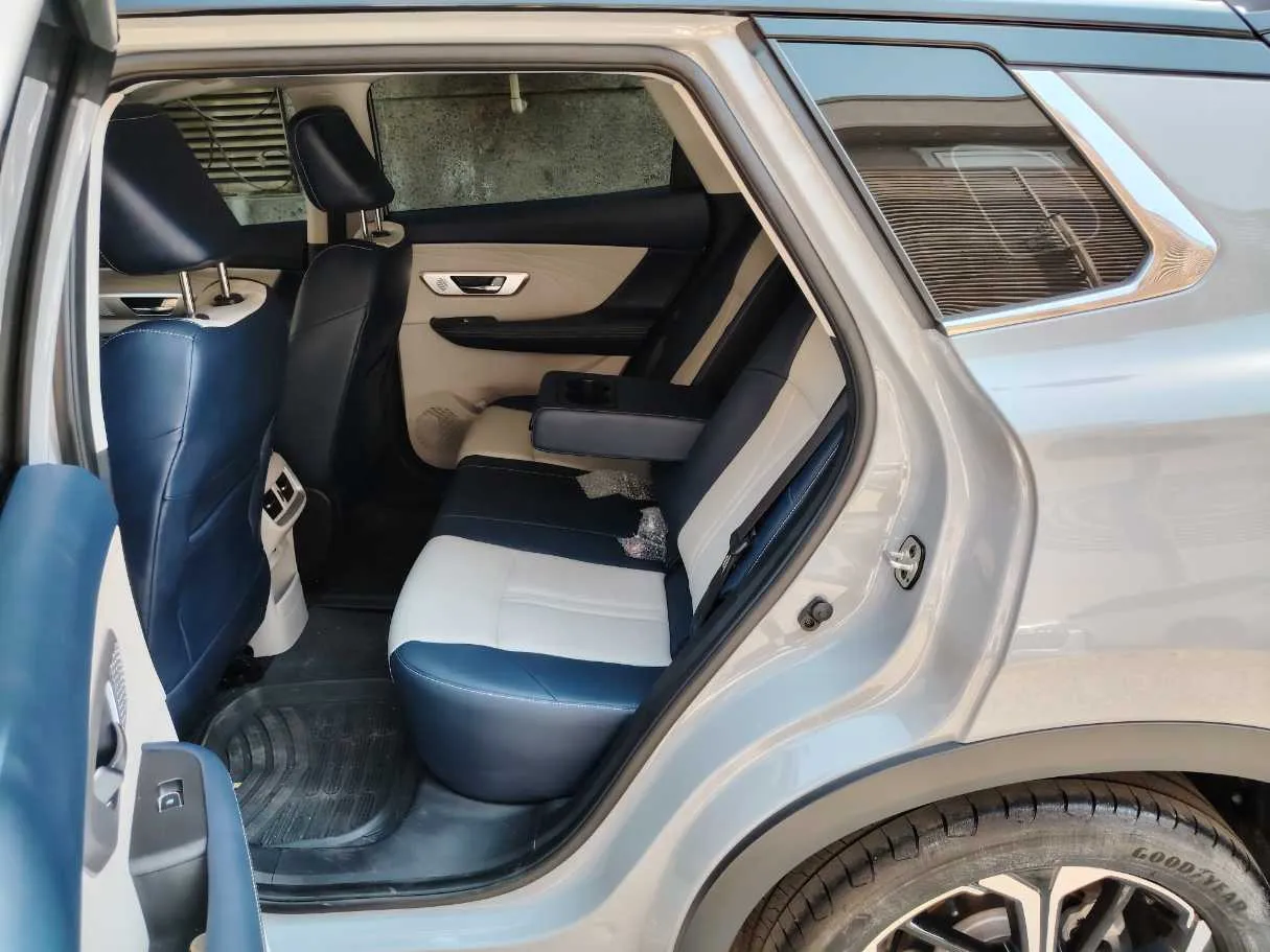 Car image 16