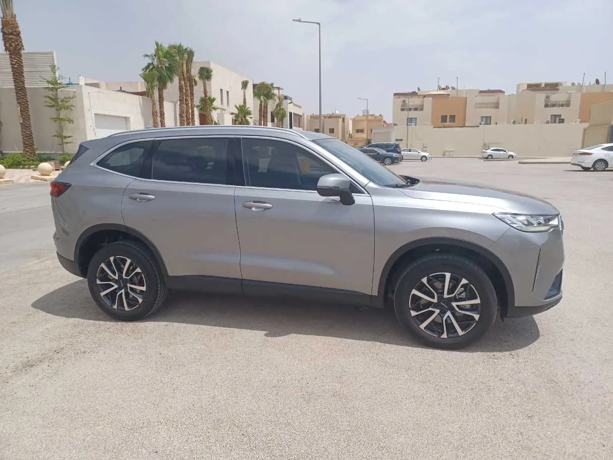 Car image 4