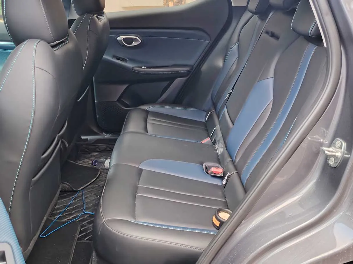 Car image 17