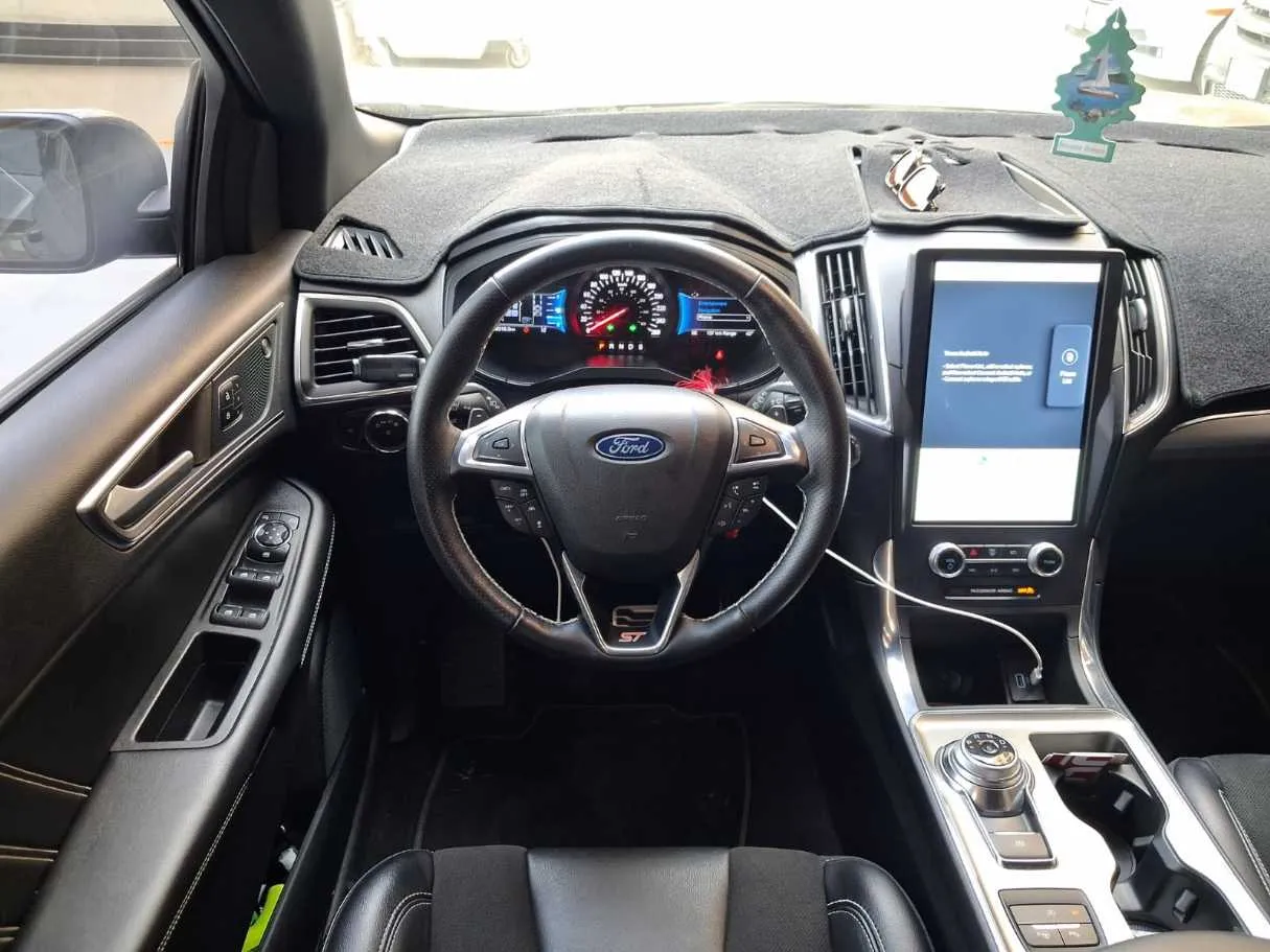 Car image 14