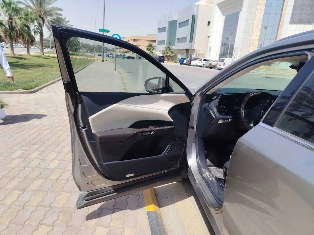 Car image 13
