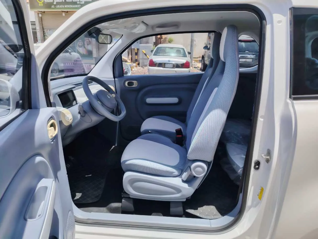 Car image 12