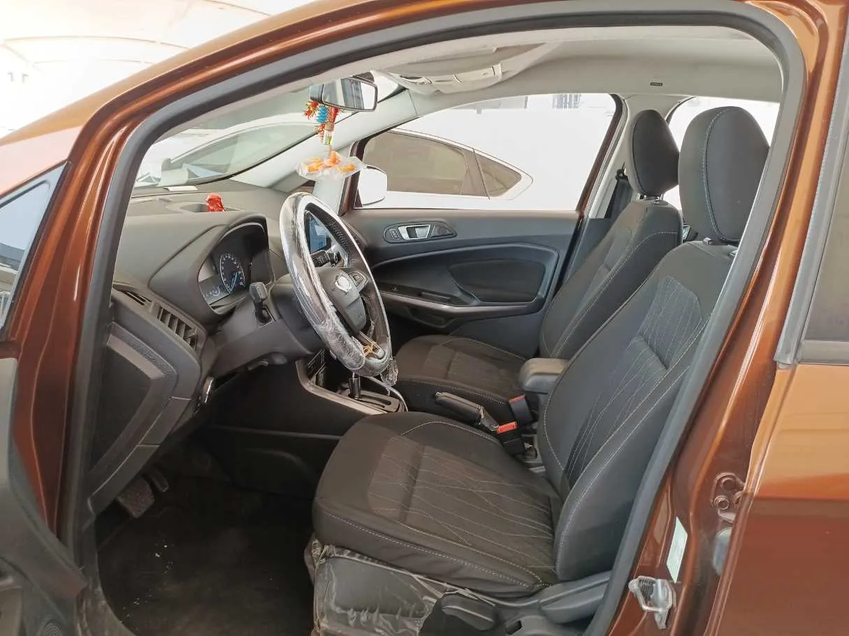 Car image 12