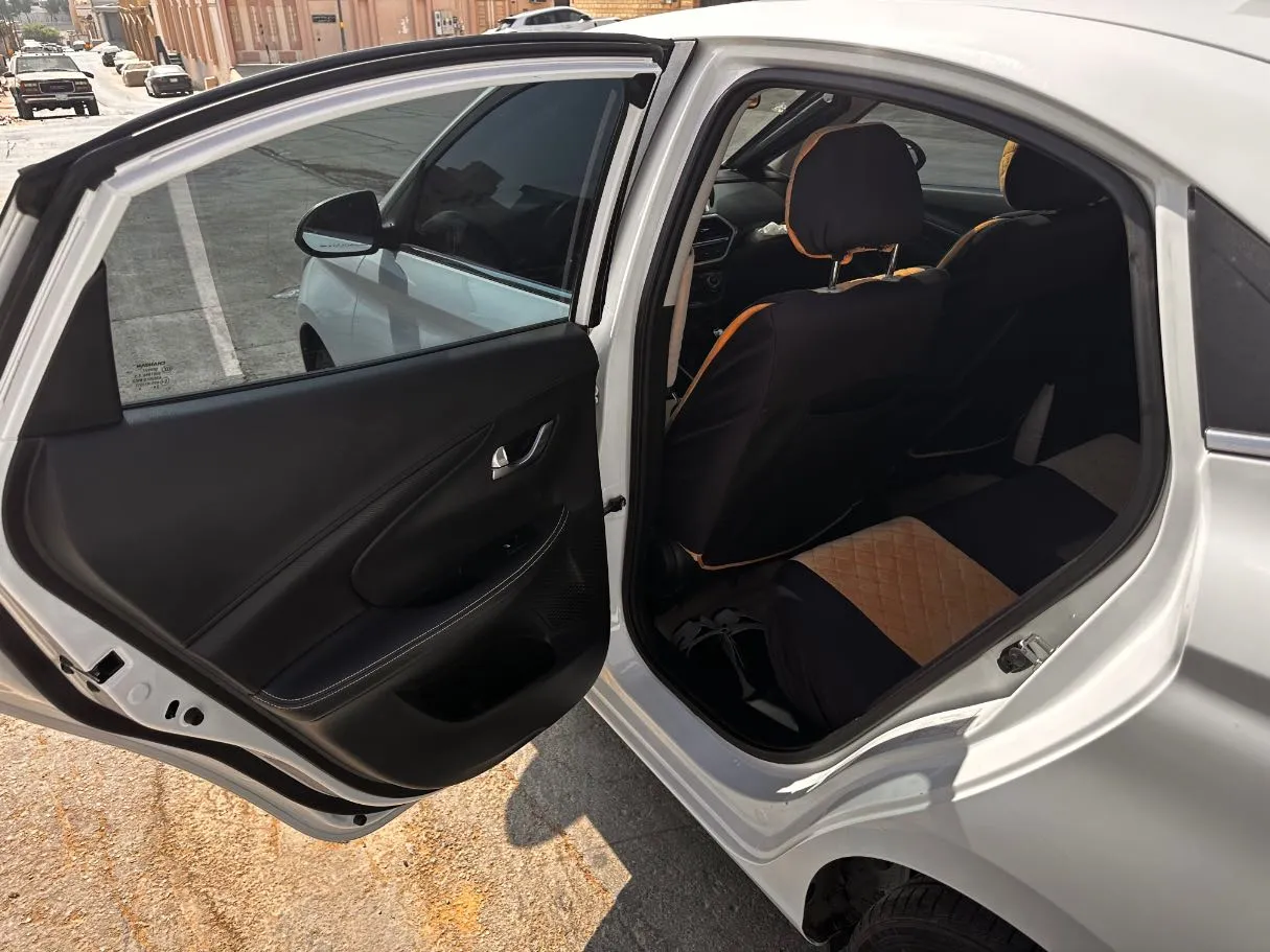 Car image 13