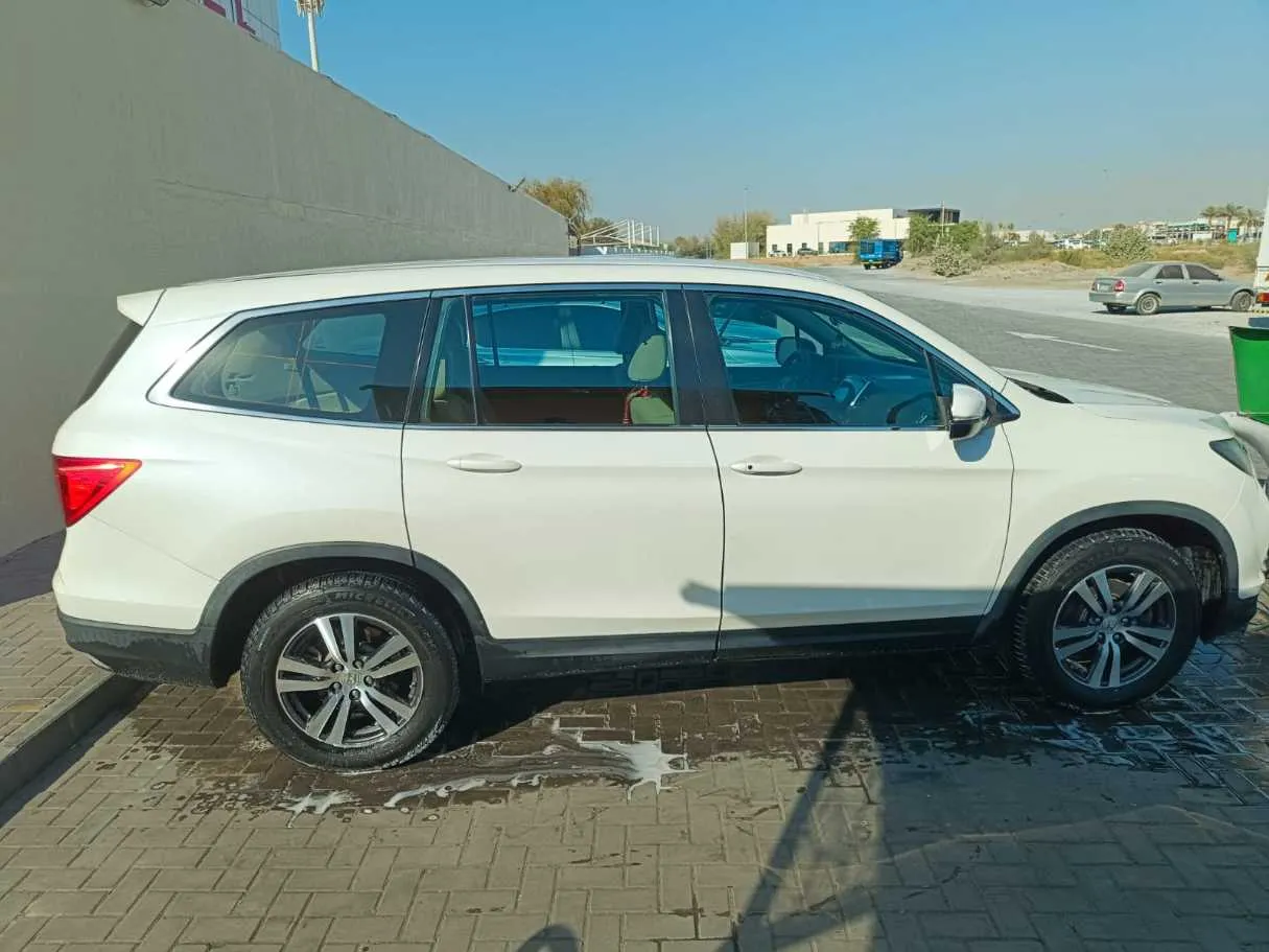 Car image 14