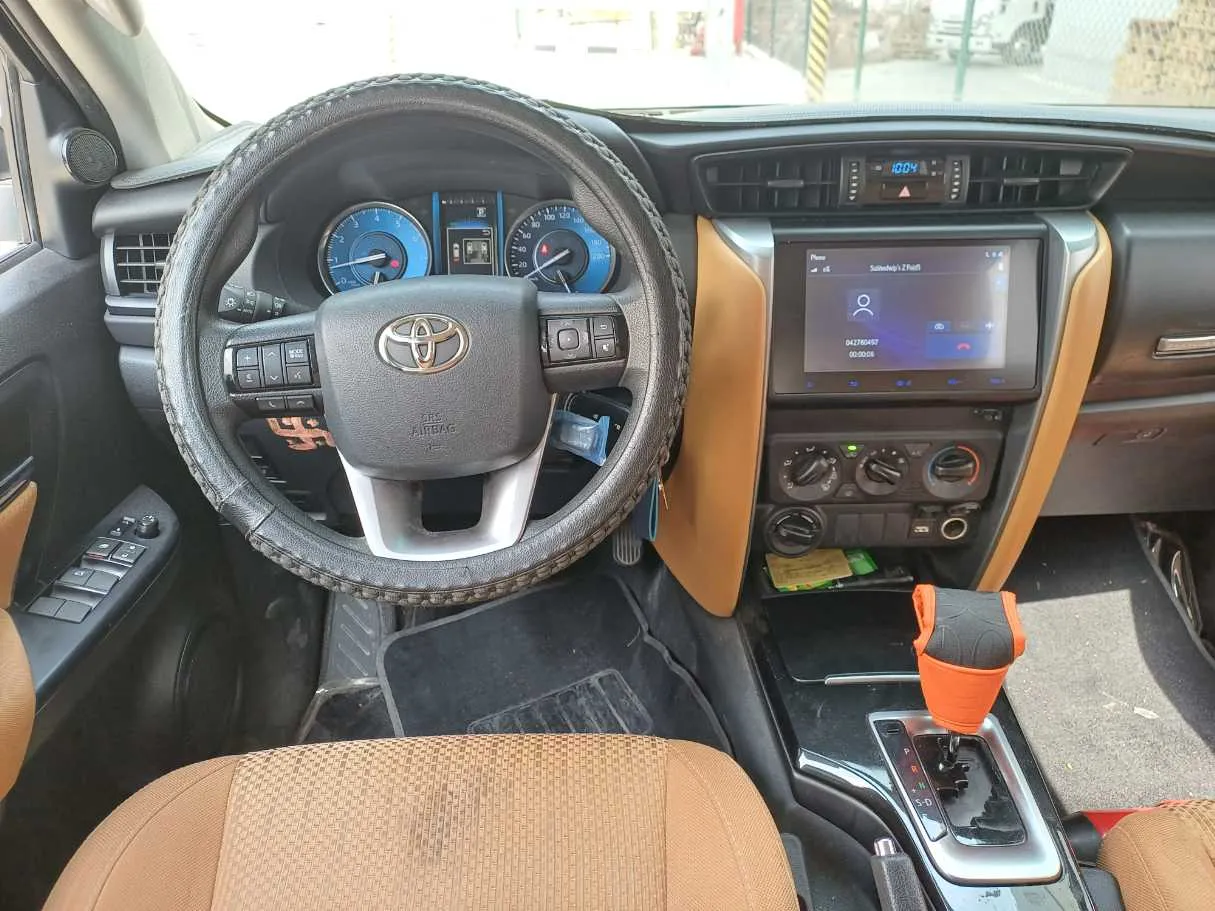 Car image 16