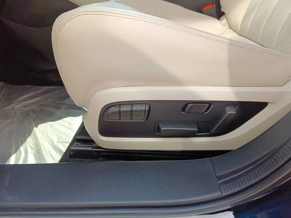 Car image 34