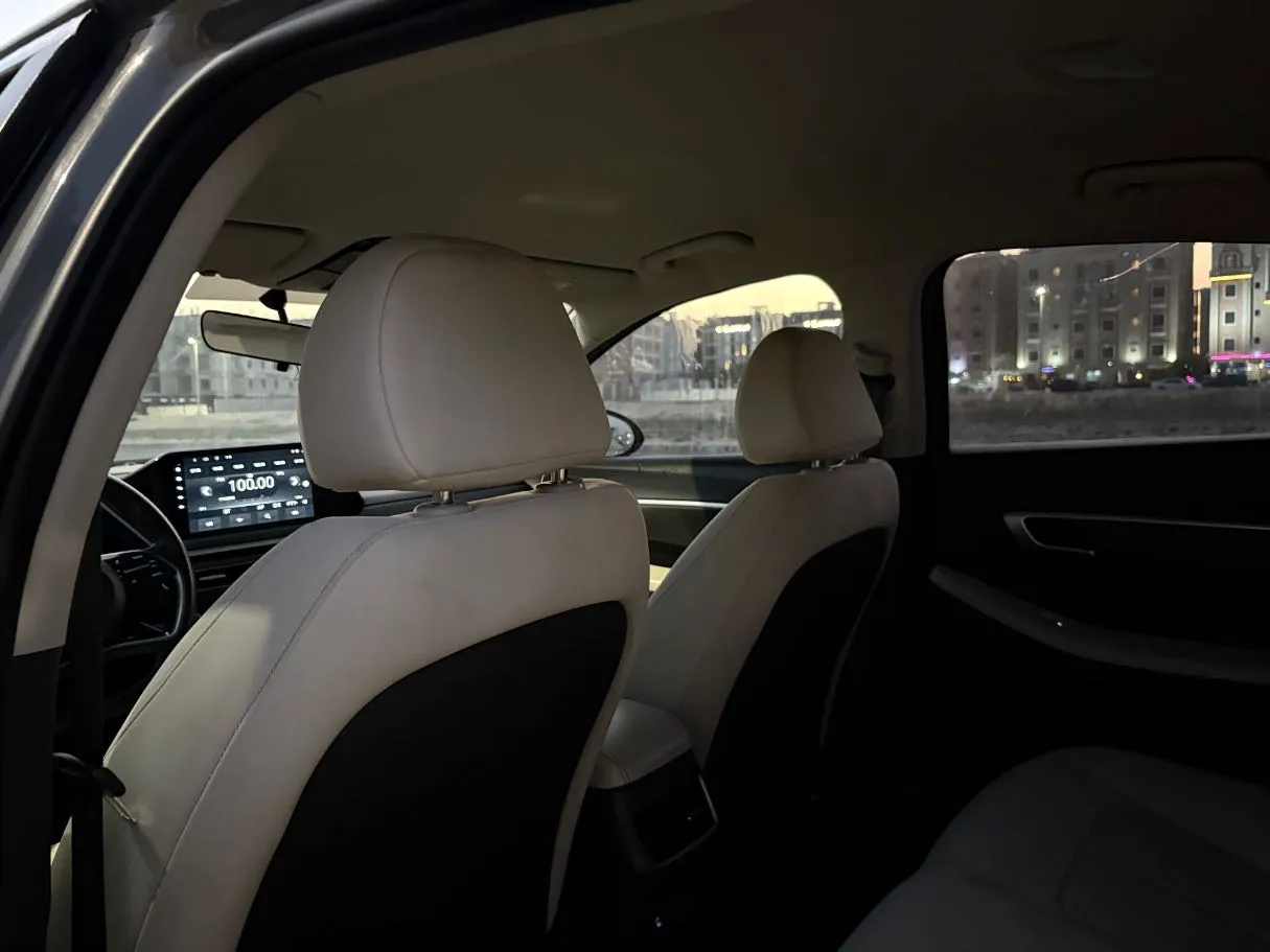 Car image 17