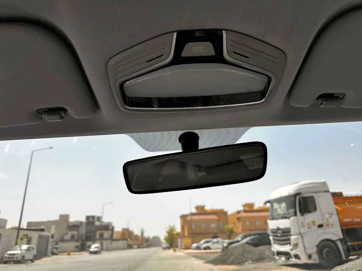 Car image 26