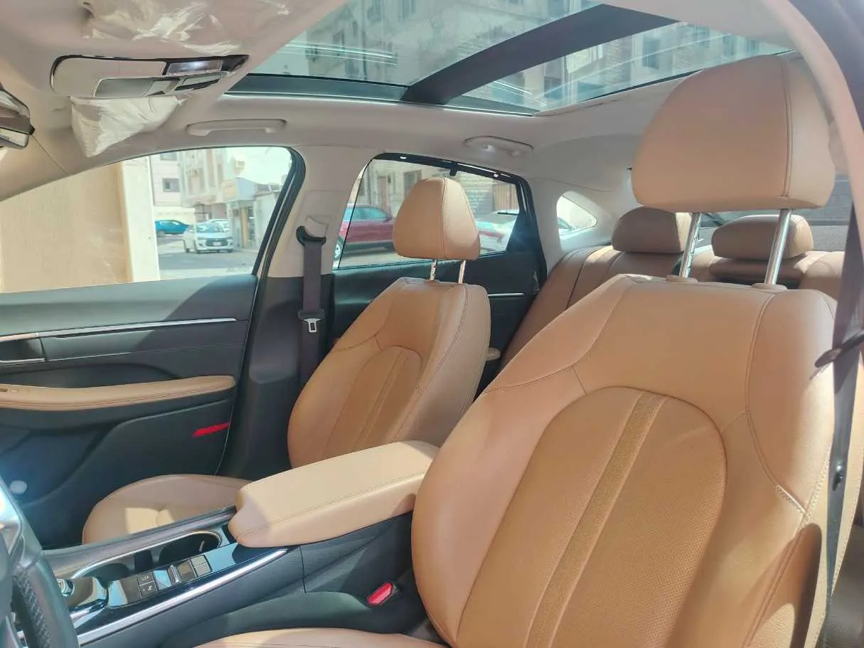 Car image 16