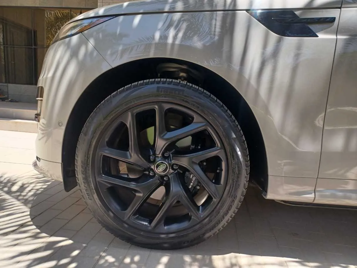Car image 9