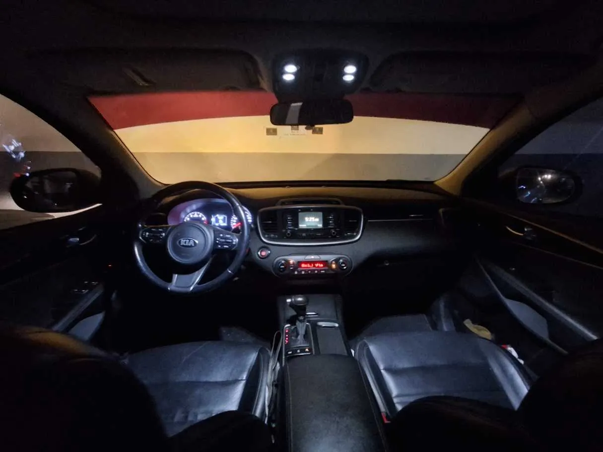 Car image 14