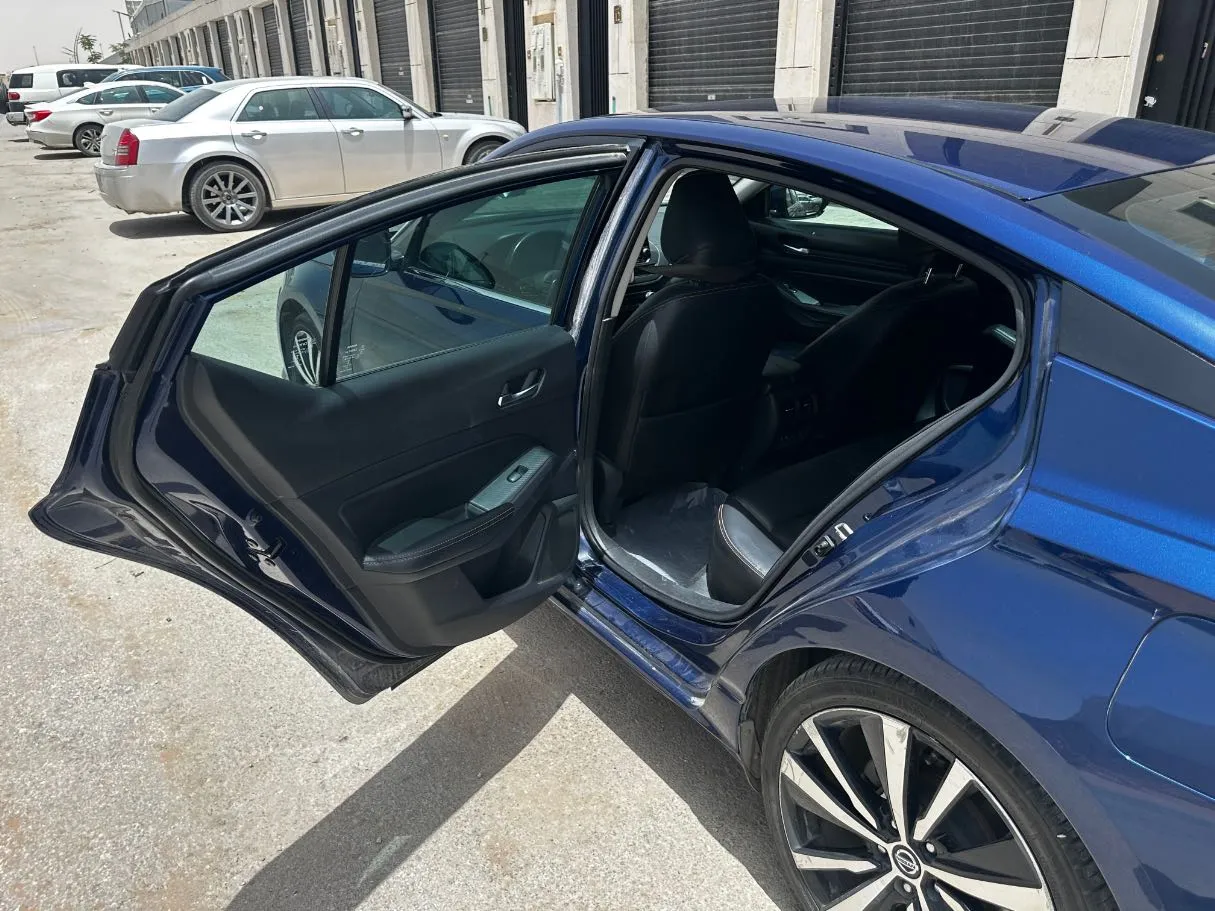Car image 13