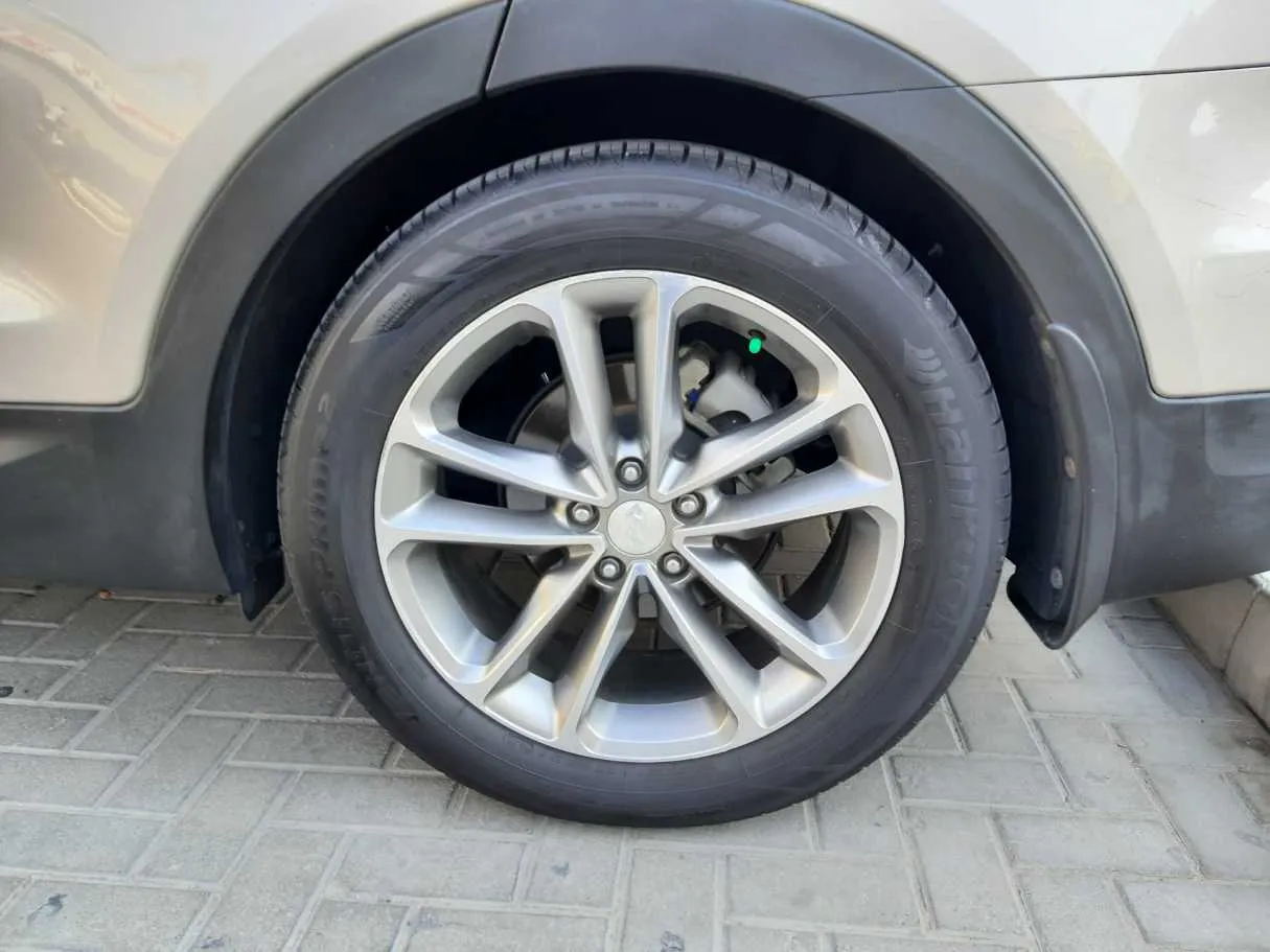 Car image 9