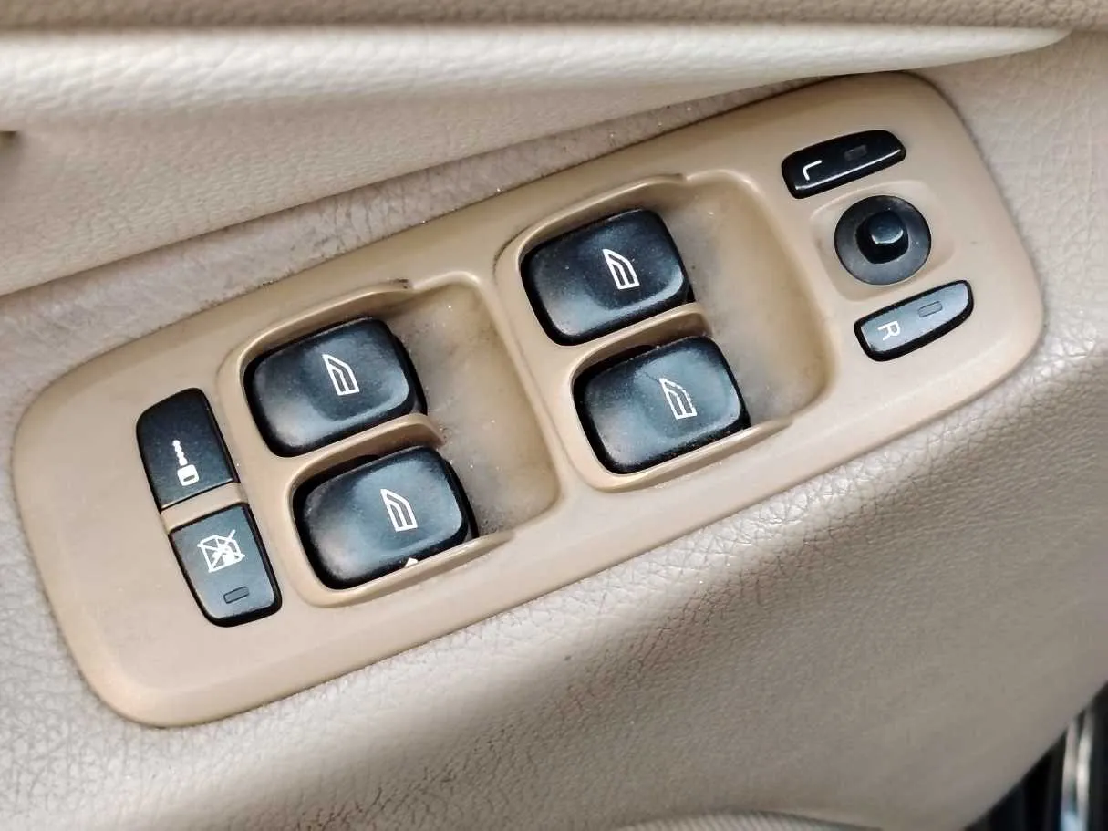Car image 30