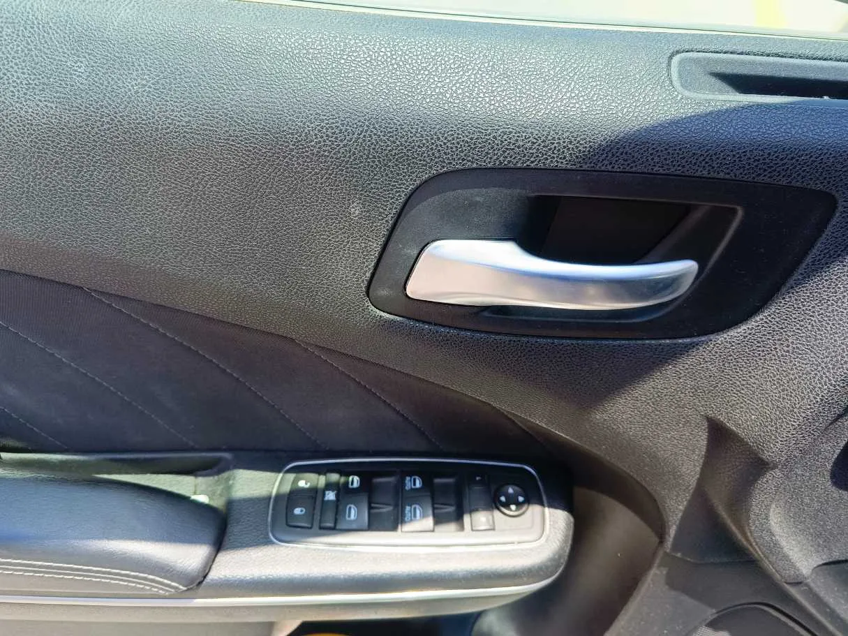 Car image 30
