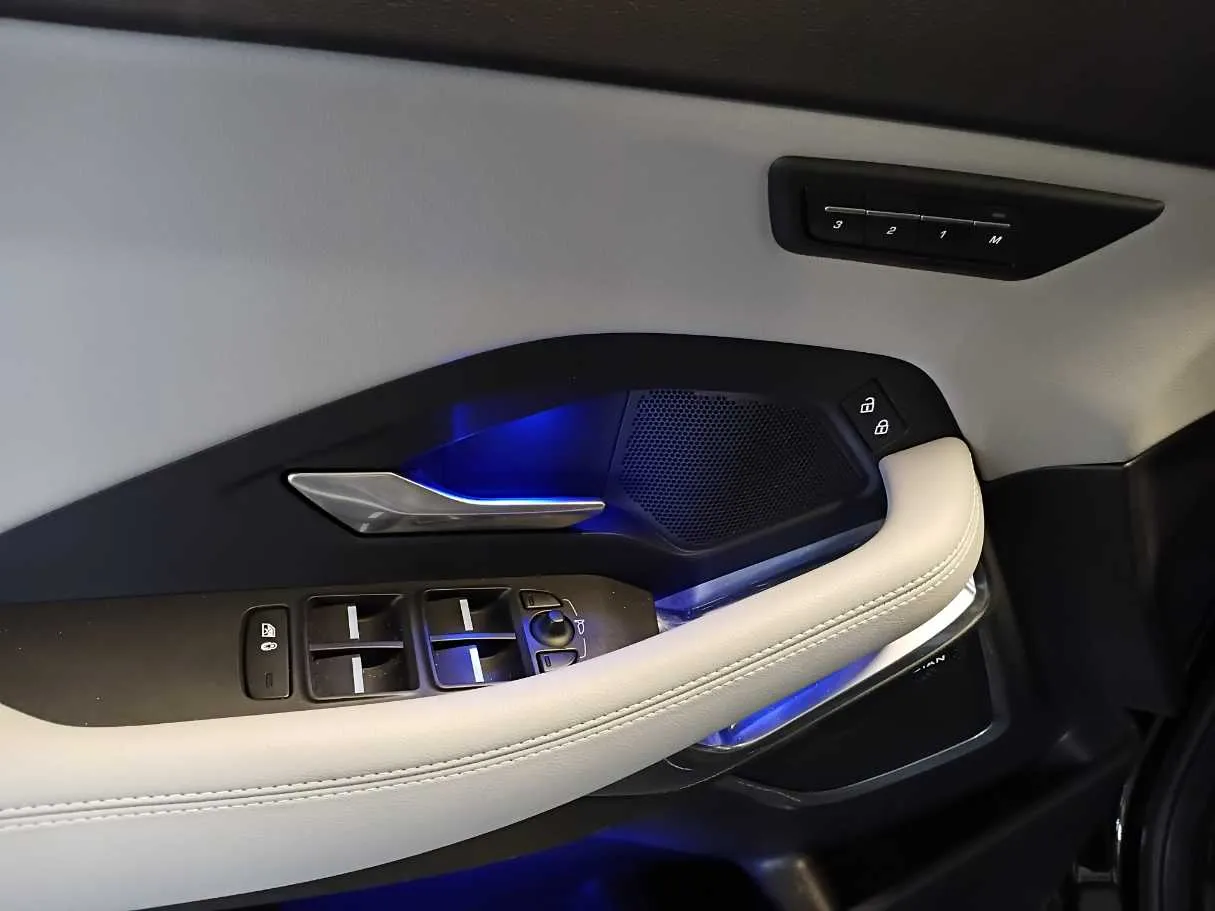 Car image 20
