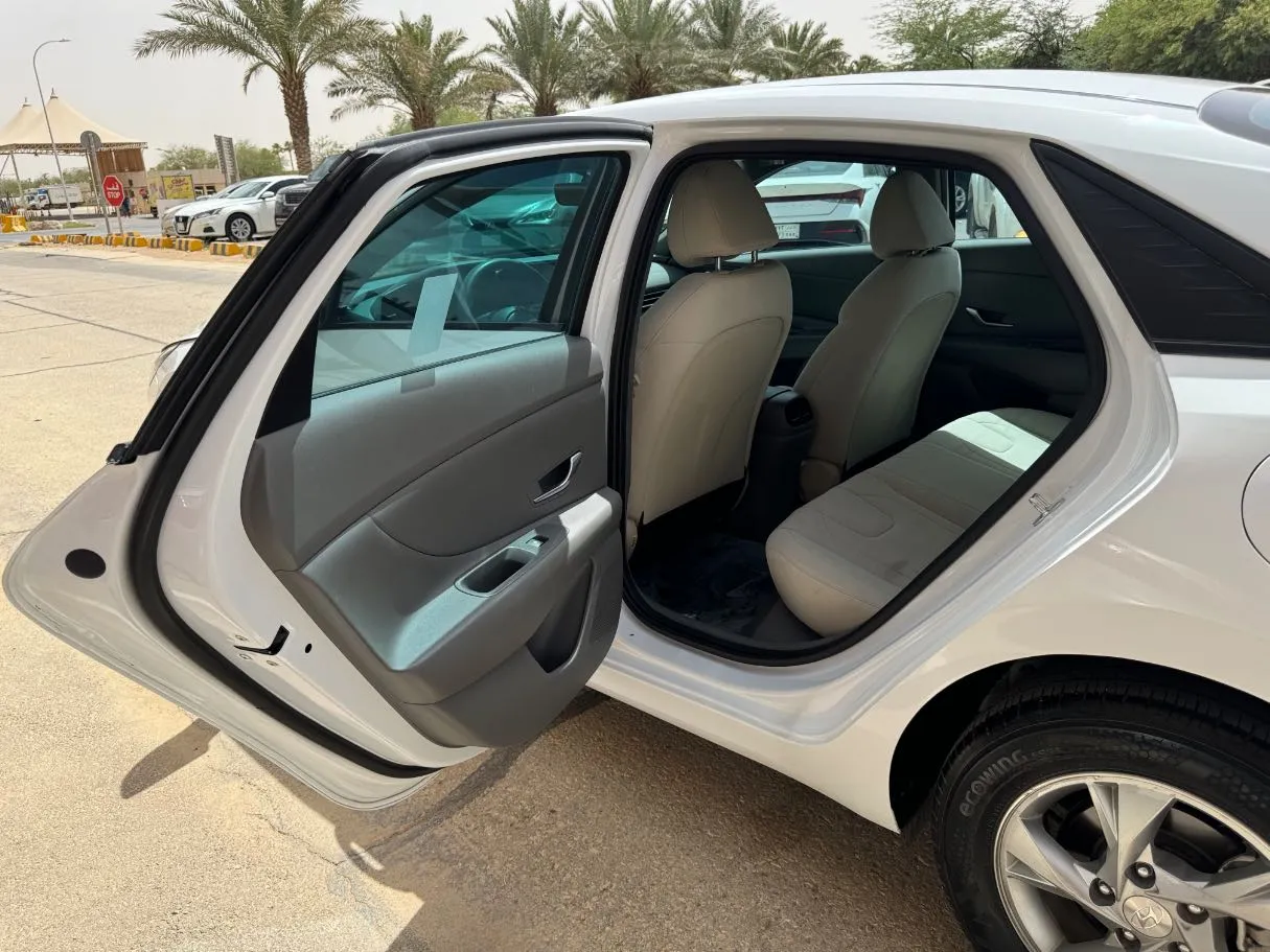 Car image 13