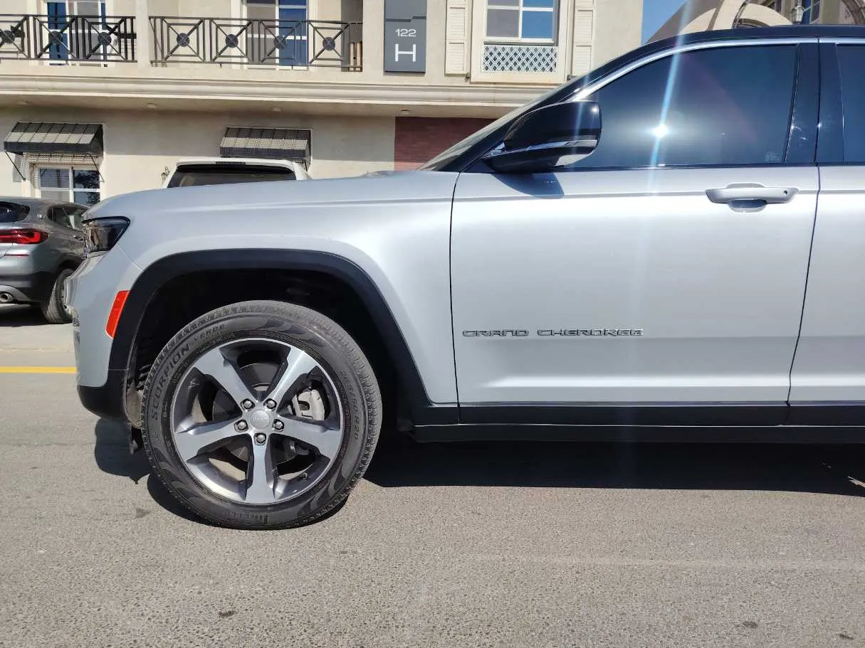 Car image 8