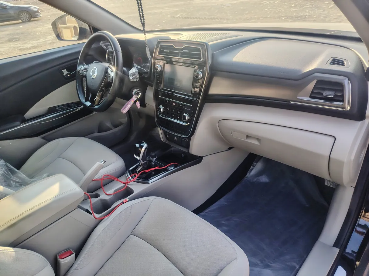 Car image 14