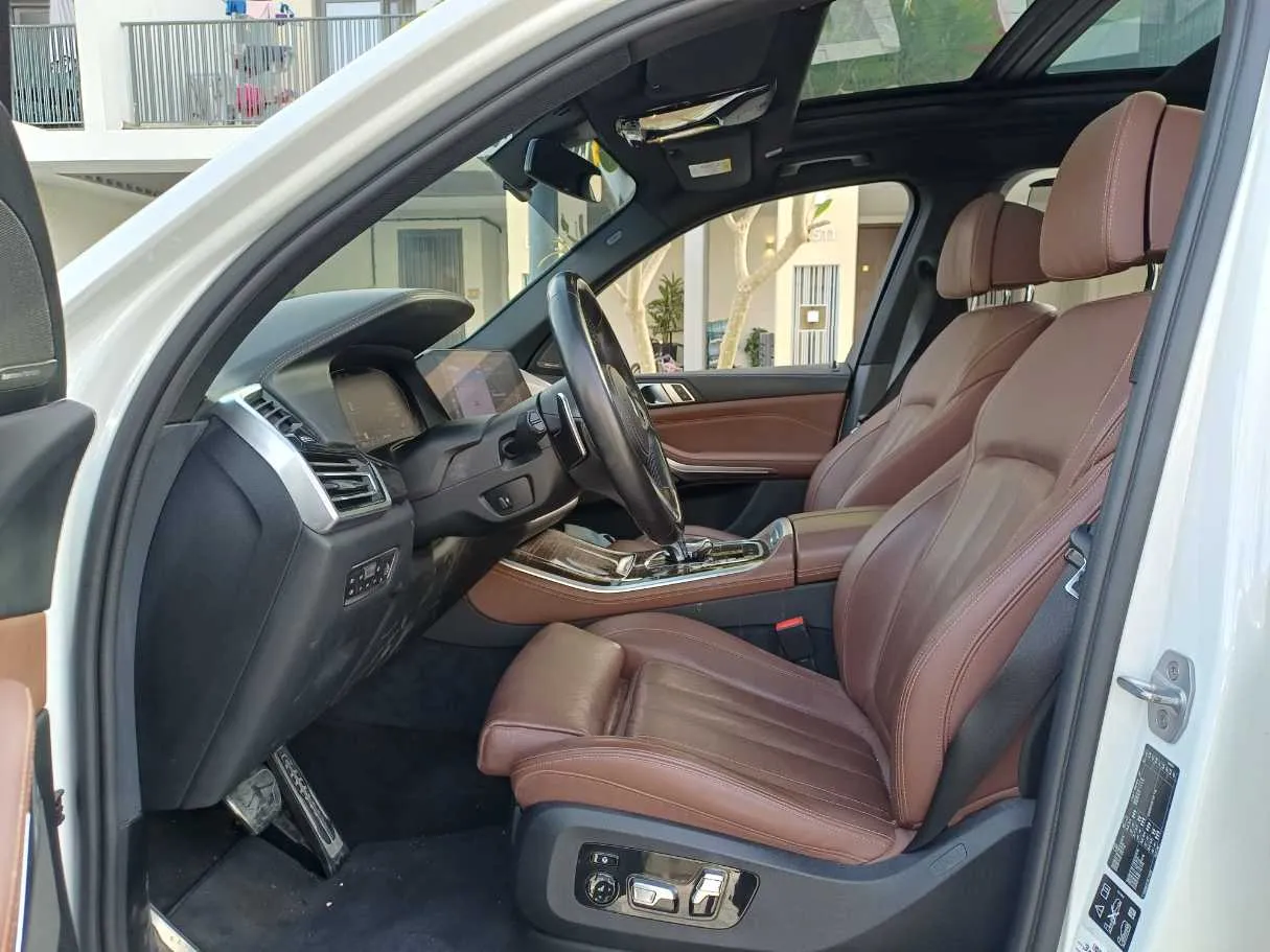 Car image 12