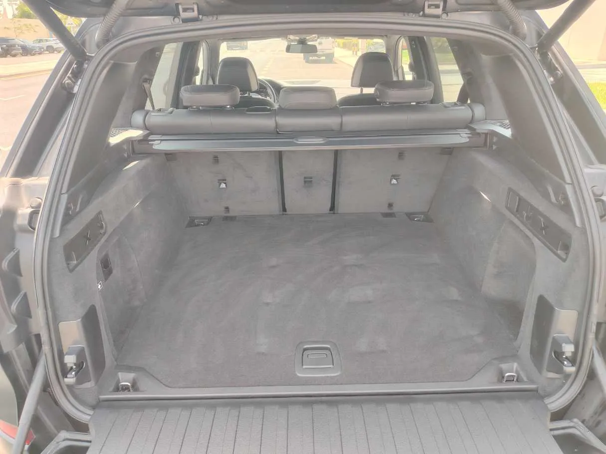 Car image 30