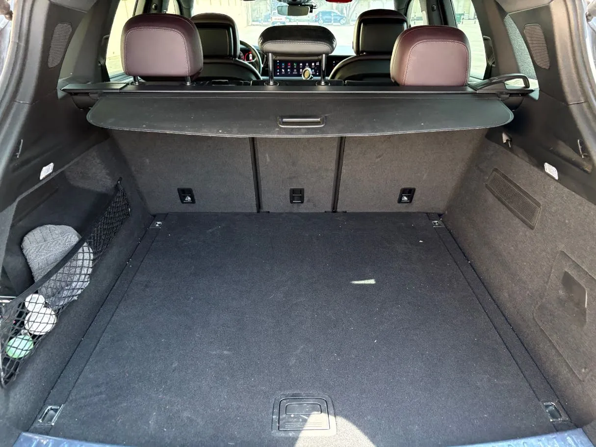 Car image 26