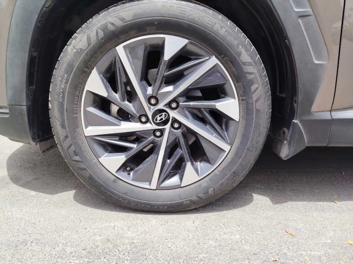 Car image 10