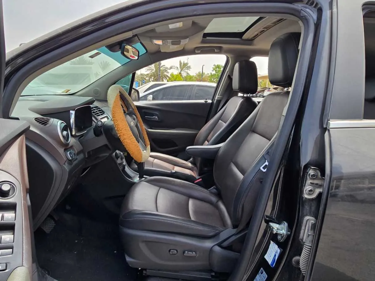Car image 12