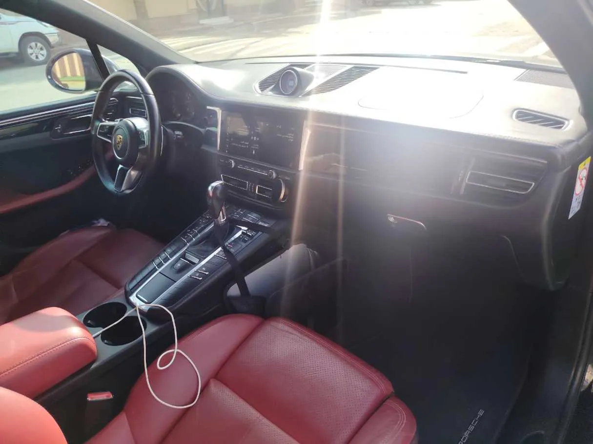 Car image 14