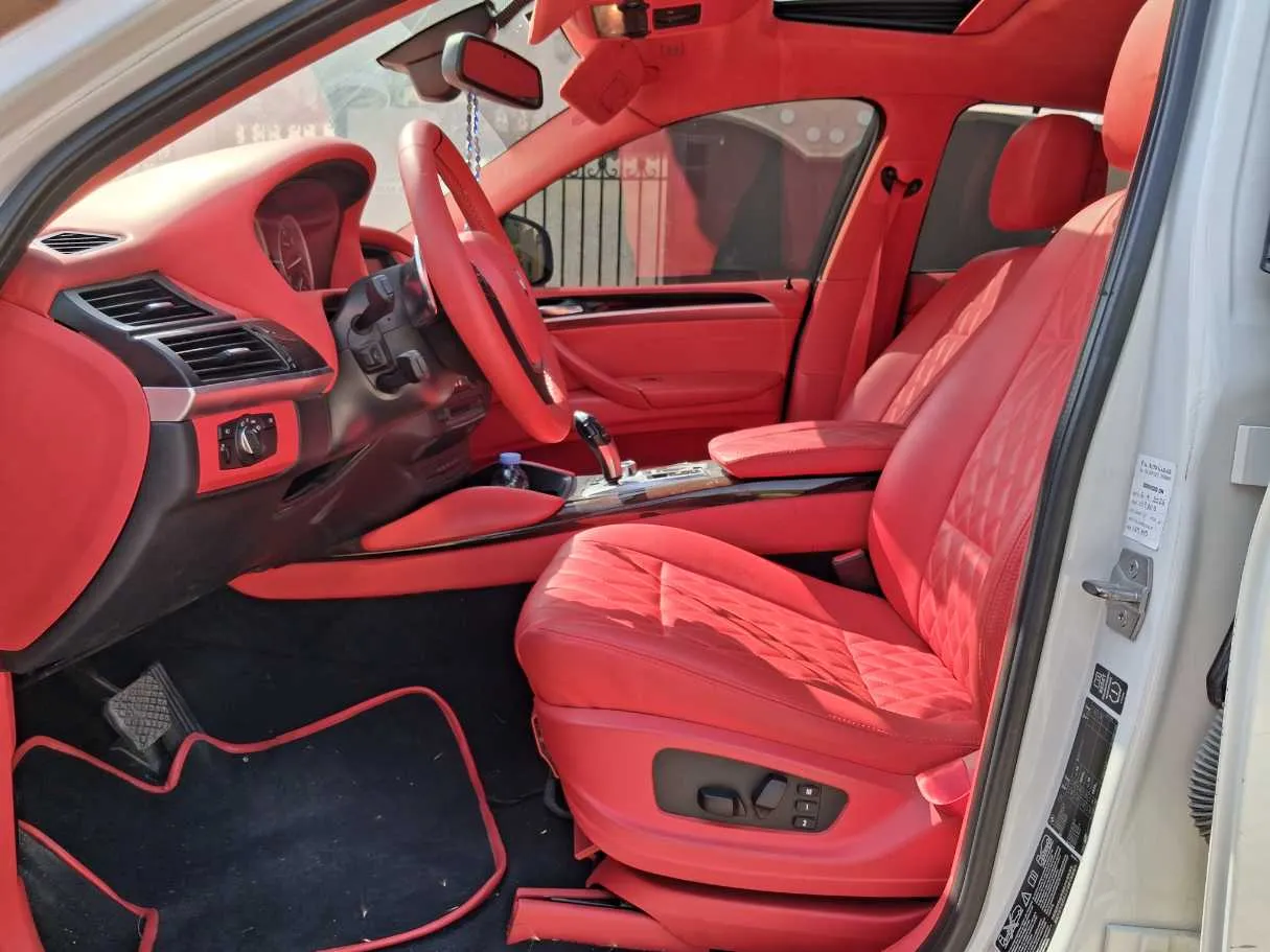 Car image 12