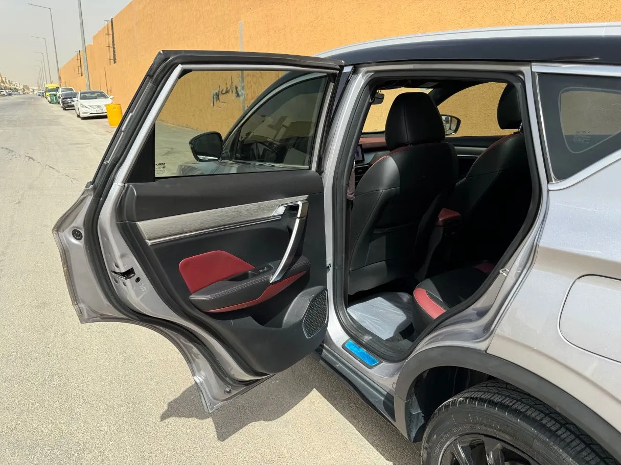 Car image 15