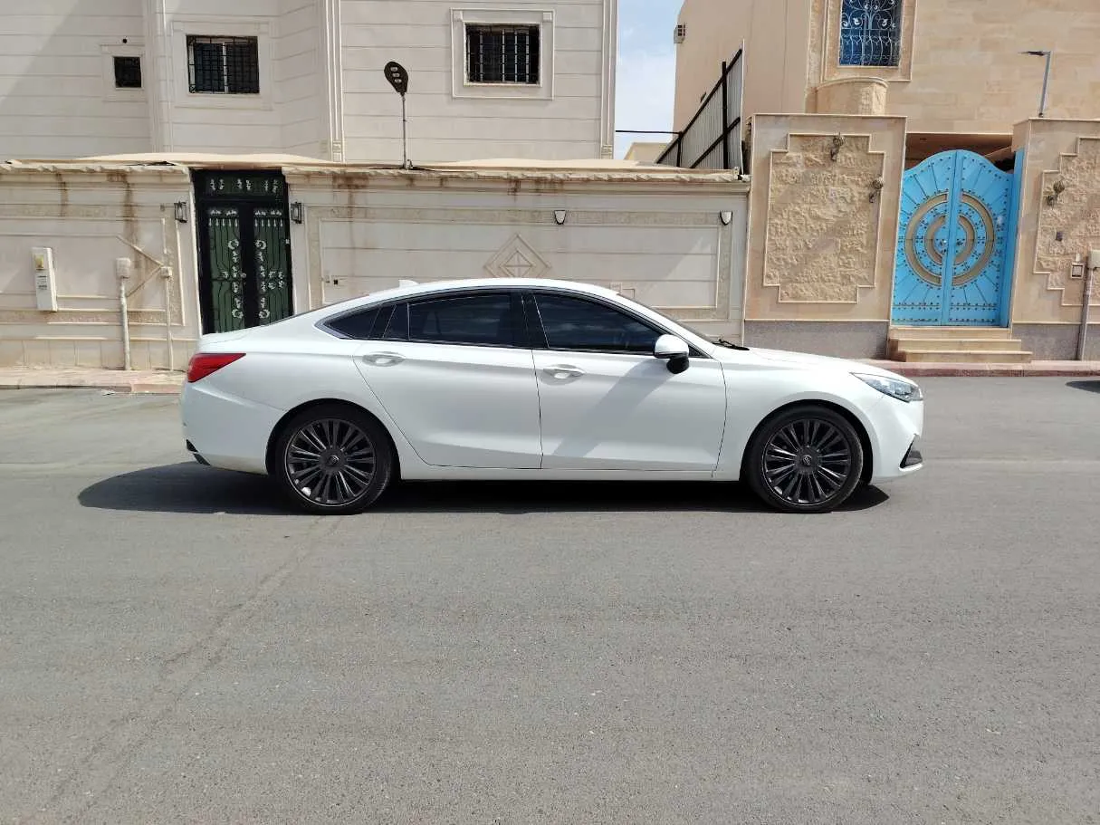 Car image 4